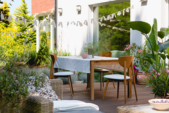 Begrünte Terrasse einer Ferienwohnung