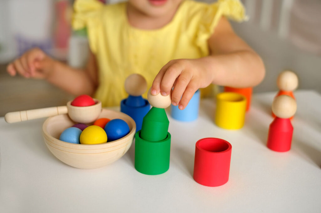 Beschäftigung von Ferienwohnungsgästen bei schlechtem Wetter, Familie mit Kind beim Spielen