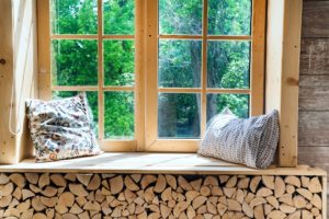 Nachhaltige Ferienwohnung mit Holzkamin, Fenster mit Sitzkissen auf der Fensterbank