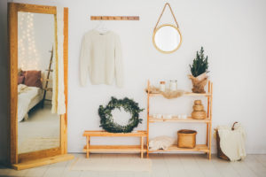 Flur einer Ferienwohnung mit Holzspiegel und Regalen