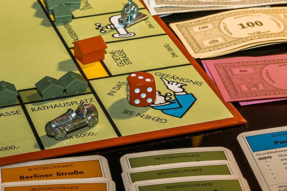 Spieleabend in der Ferienwohnung, Nahaufnahme Monopoly